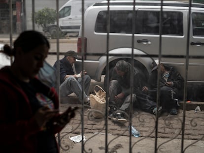 Tres personas consumen drogas en la calle, en Tijuana (Estado de Baja California), en mayo de 2023.