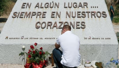 Un familar de alguna de las v&iacute;ctimas del accidente a&eacute;reo en el que murieron 154 personas tras estrellarse un avi&oacute;n de la compa&ntilde;&iacute;a Spanair al despegar del aeropuerto de Barajas en agosto de 2008.