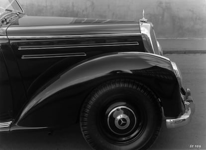 El primer Mercedes Benz 220, fabricado entre 1951 y 1954. De él salieron versiones Saloon, cabrio y sedán.