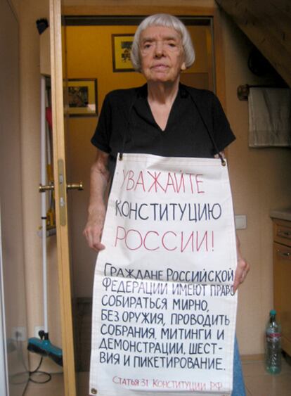 Liudmila Alexéyeva con una pancarta en su casa de Moscú.