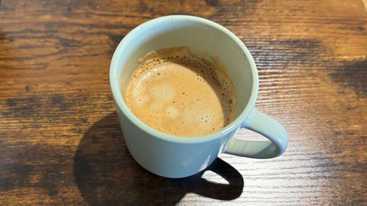 Café hecho con agua mineral en la cafetera Thera Retro de Create.