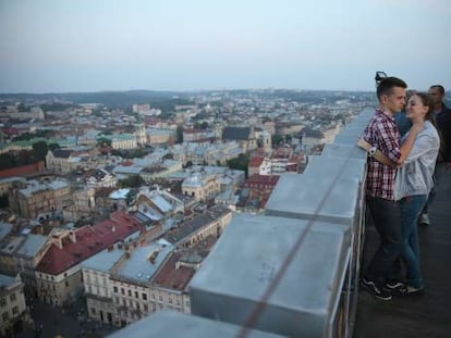 Vistas de la ciudad ucrania de Lviv desde una azotea mirador.