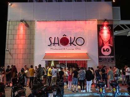 Grupos de jóvenes hacen cola para entrar a la discoteca Shoko de Barcelona, el pasado 27 de junio de 2021.