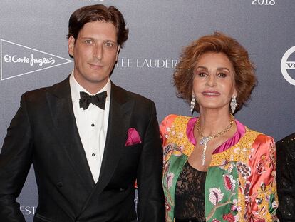 Luis Medina, junto a su madre Naty Abascal, en una imagen de 2018.