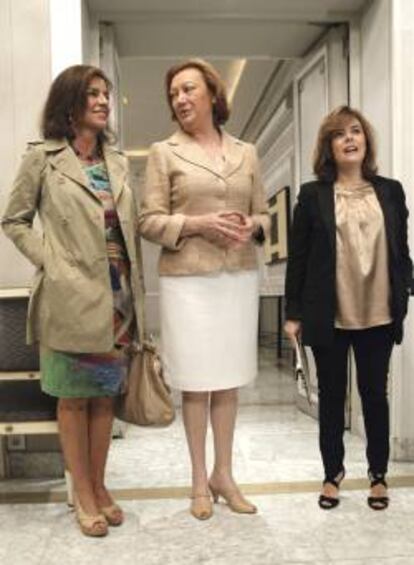 La alcaldesa de Madrid, Ana Botella (i), la presidenta de Aragón, Luisa Fernanda Rudi (c), y la vicepresidenta del Gobierno, Soraya Sáenz de Santamaría, al comienzo del desayuno informativo organizado por Europa Press esta mañana en Madrid.