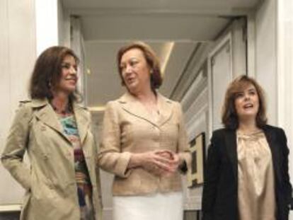 La alcaldesa de Madrid, Ana Botella (i), la presidenta de Aragón, Luisa Fernanda Rudi (c), y la vicepresidenta del Gobierno, Soraya Sáenz de Santamaría, al comienzo del desayuno informativo organizado por Europa Press esta mañana en Madrid.