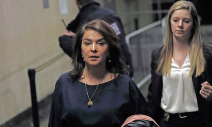 La actriz Annabella Sciorra, tras dejar el tribunal en Manhattan, en enero pasado. 