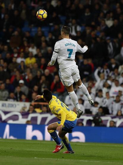 El delantero del Real Madrid Cristiano Ronaldo tira el balón de cabeza.