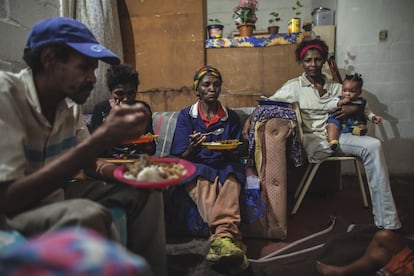 Johanna, de 53 años, es el único sostén de una familia formada por 13 miembros. Como con ellos carne y arroz que un vecino les dio.