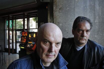 Robert Wilson, a la izquierda, y Philip Kerr, ayer en el café Comercial, antes de participar en Getafe Negro.