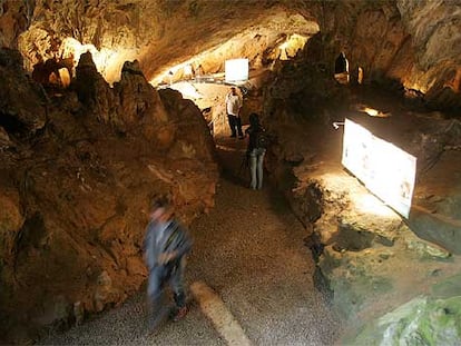 El primer tramo de las cuevas de Santimamiñe, el acceso que da paso a la cámara de las pinturas rupestres.