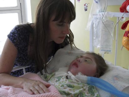 Silvia Herbón en una de sus visitas a su hija Camila, en coma desde que nació.