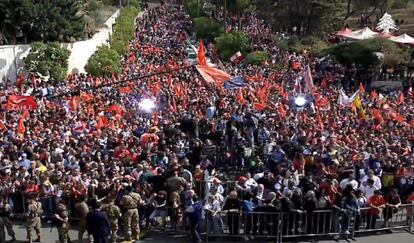 Partidarios de Michel Aoun frente al palacio presidencial, este domingo.