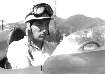 Alfonso Cabeza de Vaca, Marqu&eacute;s de Portago, piloto espa&ntilde;ol de Ferrari en 1956, al volante de su b&oacute;lido