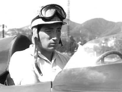 Alfonso Cabeza de Vaca, Marqu&eacute;s de Portago, piloto espa&ntilde;ol de Ferrari en 1956, al volante de su b&oacute;lido