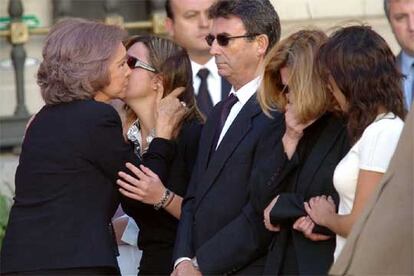 La Reina consuela a los familiares nada ms llegar al funeral acompa?ada del Rey y de los Prncipes de Asturias.