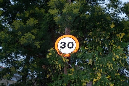 En la colonia, el límite de velocidad para los coches y demás vehículos es de 30 km/h.