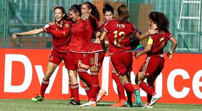 Caldentey celebra su gol a Canad&aacute; con sus compa&ntilde;eras.