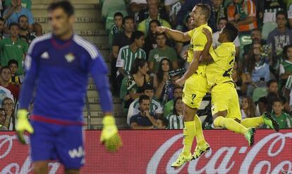 Soldado celebra un gol ante el Betis.