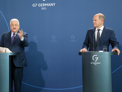El presidente de la Autoridad Palestina, Mahmud Abbas (izquierda), en la rueda de prensa en la que, ante el canciller Olaf Scholz dijo que Israel ha cometido "holocaustos" contra el pueblo palestino, el 16 de agosto en Berlín.