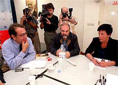 Nicolás Redondo, junto a Mario Onaindía e Isabel Celáa, en la reunión del comité ejecutivo del PSE.