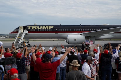 Seguidores de Donald Trump esperan al candidato presidencial, este jueves en el aeropuerto de Atlanta.