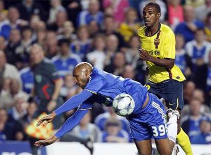 El jugador del Chelsea Anelka se cae ante Abidal en la semifinal de Liga de Campeones