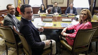 Los representantes de PP y Vox, antes de comenzar su reunión en el Congreso.  