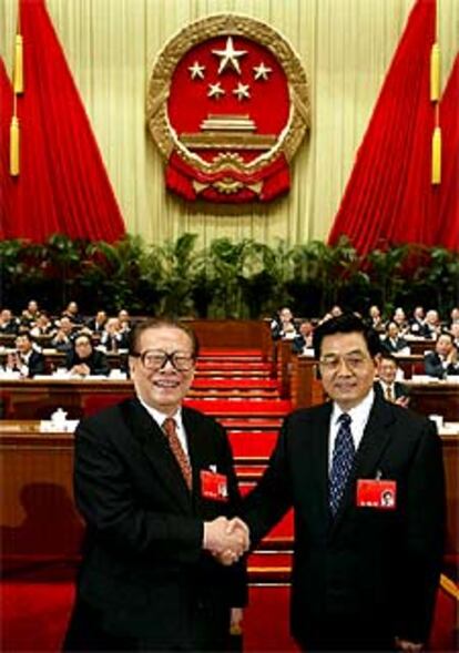 El nuevo presidente chino, Hu Jintao (derecha), con su antecesor, Jiang Zemin.