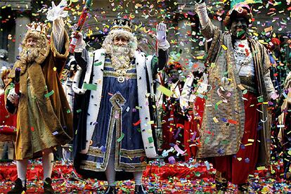 Como cada 5 de enero, Sus Majestades los Reyes Magos de Oriente han recorrido las calles de pueblos y ciudades para saludar y ofrecer caramelos a grandes y pequeños, pocas horas antes de llenar de ilusión los hogares con sus regalos. En la foto, Melchor, Gaspar y Baltasar saludan a la multitud en la Plaza del Ayuntamiento de Pamplona disparando cañones de confetis.