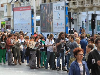 Asistentes a la pasada edición del Zinemaldia hacen cola frente al Kursaal de San Sebastián