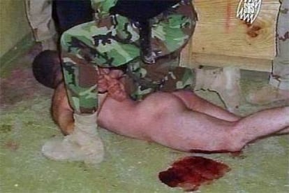 Imágenes de malos tratos a presos iraquíes de Abu Ghraib difundidas ayer por la televisión australiana SBS.