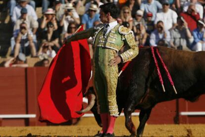 Cristian Escribano con su primer novillo.