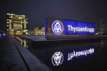 Vista del logotipo iluminado de ThyssenKrupp en la sede del grupo en Essen, Alemania. EFE/Archivo