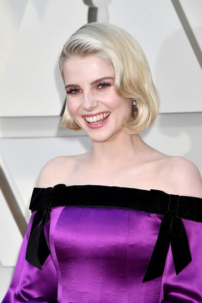 Lucy Boynton llevó, una vez más, el mejor look de belleza.
Lo consiguió con un peinado y maquillaje inspirados en Grace Kelly que su estilista Jo Baker creó para la ocasión.
Unas pronunciadas pestañas acompañaban a una sombra en tonos rosados que consiguió con productos de Chantecaille, una firma de cosmética y belleza que cuenta con el sello cruelty free (es decir, no daña ni mata animales para crear sus productos).