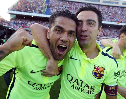 Alves y Hernandez celebran en el Calderón la Liga de 2015.