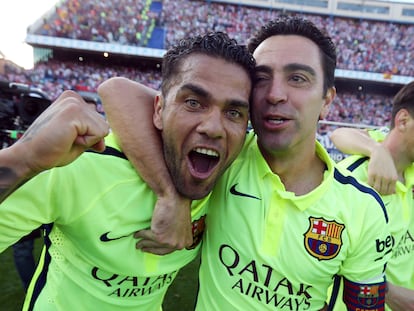 Alves y Hernandez celebran en el Calderón la Liga de 2015.