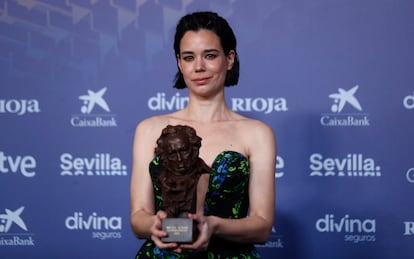 Laia Costa posa con el Goya a mejor actriz protagonista por su papel en 'Cinco lobitos'.