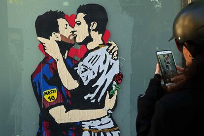 Un artista urbano, Tvboy, ha plasmado en un grafiti ubicado en el centro de Barcelona una supuesta imagen de amor entre los jugadores Leo Messi y el madridista Cristiano Ronaldo.