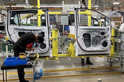 Trabajadores en una fábrica de vehículos eléctricos de Jiangling Group Electric Vehicle (JMEV), en Nanchang (China).