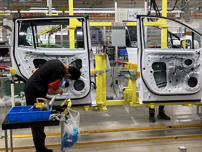 Trabajadores en una fábrica de vehículos eléctricos de Jiangling Group Electric Vehicle (JMEV), en Nanchang (China).