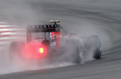 Ricciardo levanta agua en Malasia.