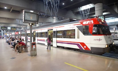 Tren de Cercan&iacute;as en uno de los andenes de la estaci&oacute;n madrile&ntilde;a de Atocha.