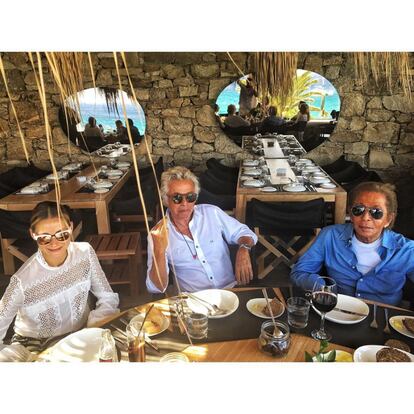 En la imagen, Olivia Palermo, los diseñadores Roberto Cavalli y Valentino, disfrutan de unas lujosas vacaciones en la isla griega de Mikonos