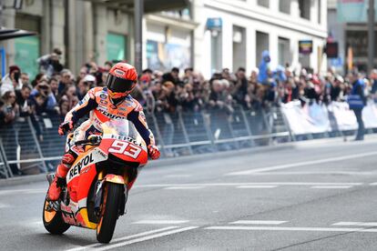 Márquez realiza una exhibición el pasado domingo en la Gran Vía de Madrid para presentar 'Marc Márquez All in'. 