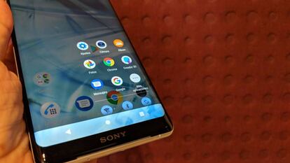 El Sony Xperia XZ3 destaca por su nueva pantalla curvada, que nos permite realizar acciones adicionales presionando esta zona del terminal