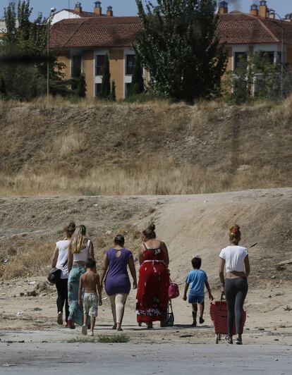 El poblado está rodeado de naves industriales y caminos de polvo.