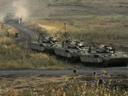 Varios carros de combate israelíes regresan de unas maniobras en los Altos del Golán el pasado miércoles.