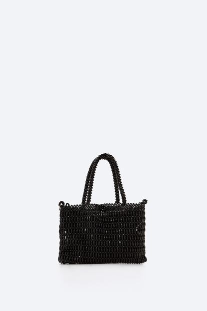 Bolso shopper trenzado (179 €) de Uterqüe.