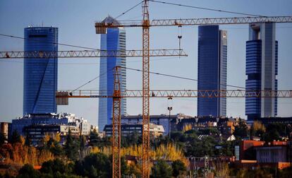 Grúas en la construcción de una promoción de vivienda en Madrid.